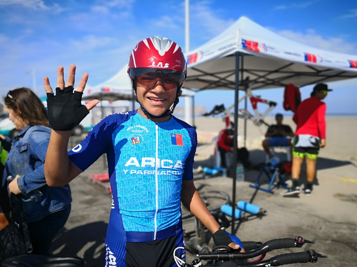 INDChileOficial's tweet photo. #Judejut2019: Un hermoso día enmarca la jornada inaugural del ciclismo de los Juegos Deportivos de la Juventud Trasandina, competencia cuyo escenario es la Playa Las Machas de Arica. #ChileCompite #INDArica https://t.co/DlVCJYR6fa