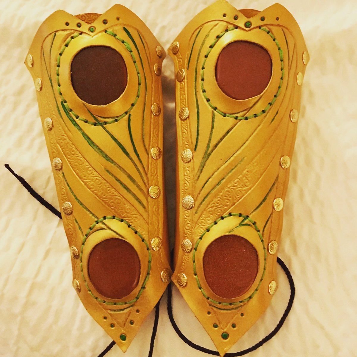 ok_cosplay's tweet image. Here’s a better look at Keyleth’s custom bracers! Made out of leather and actual sparkly stones by Crying Eye Leather (who is a favorite of ours). Check him out! 
#CriticalRole #criticalrolecosplay #keyleth #keylethcosplay #bracers #leatherwork