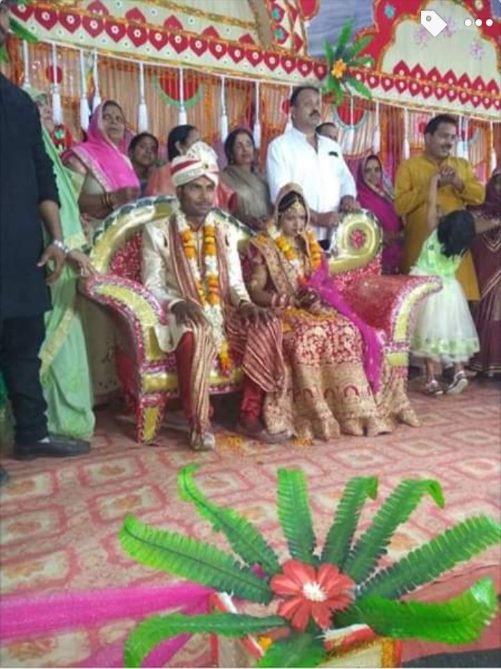 ये हैं यूपी पुलिस में सब इंस्पेक्टर के पद पर तैनात अखिलेश मिश्रा जी. 8 साल पहले लखनऊ में तैनाती के दौरान एक अनाथ बच्ची मिली, उसे ये घर लाए और तनु नाम दिया. अब उसका एक पिता की तरह ही धूमधाम से कन्यादान किया.
तनु कभी मिले तो पूछना कि ईश्वर किसे कहते हैं? 😊

 #SundayMotivation