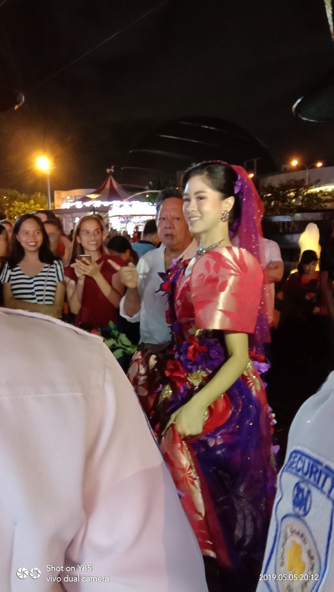 glendz_agasi's tweet photo. Sabi ng guard na kasabay namin sa parada. 
"Sikat talaga sya dinudumog ,ang bait din kasi."
Kahit napakalayo ng inikot di mawala wala ang ngiti ni my loves,panay flying kiss sa mga tumatawag sa kanya at hanggat kya lahat pinapagbigyan sa pic.

@KissesDelavin
#MayflowerQueenKISSES https://t.co/QEUy7t4fHK