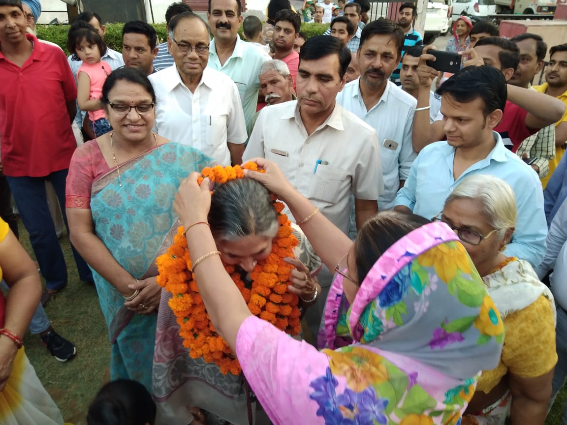 TeamSavitriJ's tweet photo. हिसार लोकसभा से कांग्रेस प्रत्याशी @bbhavyabishnoi के समर्थन में प्रचार करने न्यू मॉडल टाउन एक्सटेंशन पहुंची माताजी @SavitriJindal #भव्य_बने_हिसार

@bishnoikuldeep @bishnoi_renuka @MPNaveenJindal https://t.co/KsgbxMX9u1