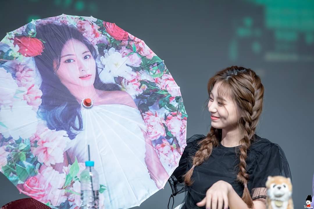 chewynumbawan's tweet photo. Cutie Tzuyu and Sana ❤ 

#SaTzu #FANCY3rdWin #TWICE https://t.co/smg995zgPg