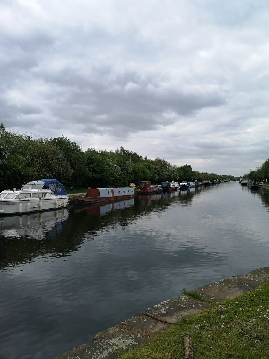 scottcainuk's tweet photo. Hit the #transpennineway for a bit of #trail and #canalside #running this #BankHolidayWeekend. Lots of #friendly folks out, not least the ones drinking beer in the #pubs beer gardens. A good sprinkling of #runnwrs, #cyclists. #runfriendly people #runfriendly places. #Yorkshire https://t.co/fsqUxN1di2
