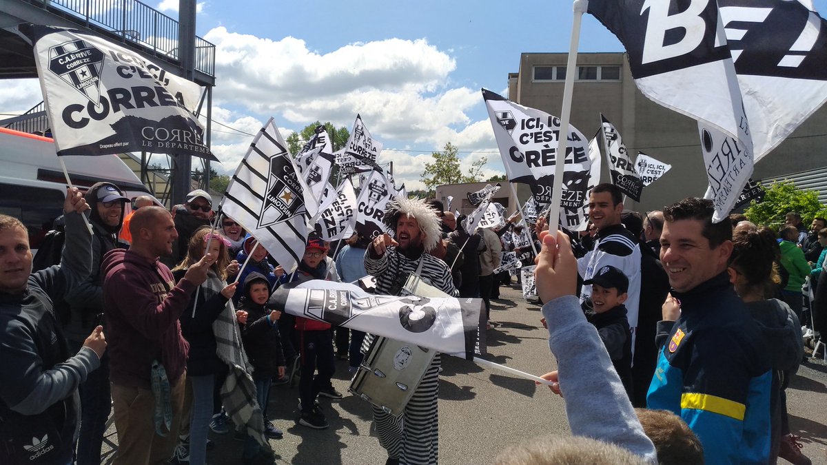 Montagnecorreze's tweet photo. Les joueurs du @CABCLRUGBY vont avoir droit à un énorme acccueil pour #CABAB https://t.co/VElPyJvLCK