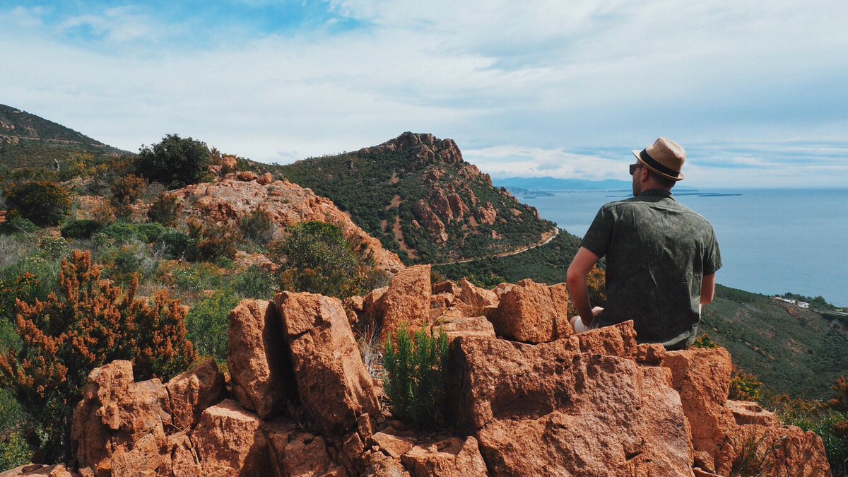 Entre le bleu de la mer et du ciel, le rouge des roches, le blanc lointain du sommet des Alpes et le vert du maquis, le massif de l’#Esterel est un véritable kaléidoscope de couleurs 😍

📌 Depuis les sentiers du tour du #CapRoux.

#VisitEsterel #MySaintRaphael #blogvoyage