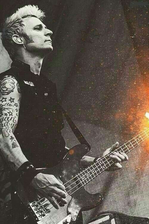 Happy birthday the best bassist of ma Mike Dirnt!!    
