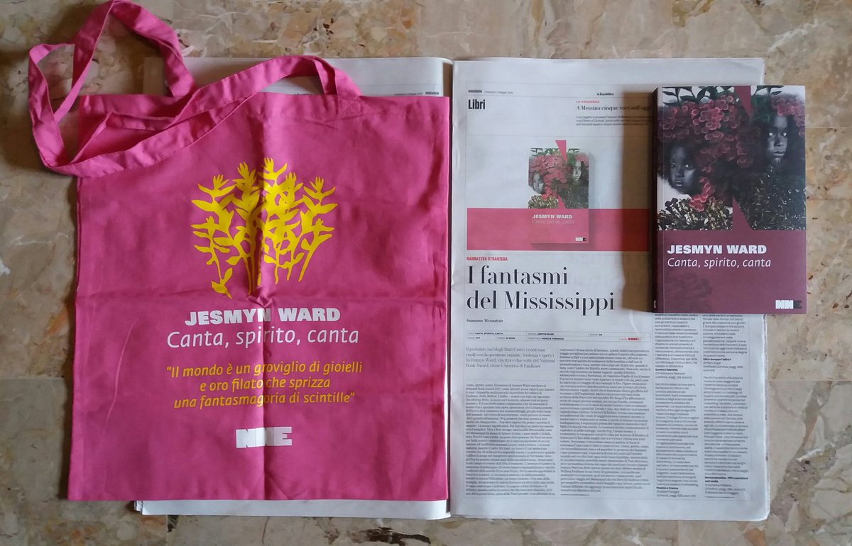 "#CantaSpiritoCanta, che incredibilmente riesce ad assorbire le presenze dei fantasmi come presenze reali, è una sorta di resa dei conti sull'identità razziale nel vecchio Sud: ogni nodo viene al pettine, inestricabile."

Jesmyn Ward su <a href="/Robinson_Rep/">Robinson di Repubblica</a>, tra Morrison e Faulkner 🚀