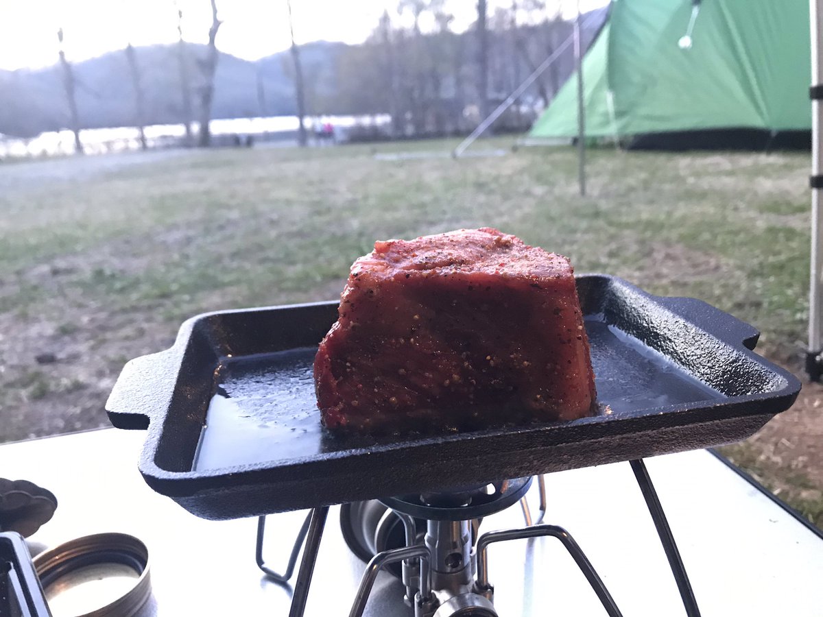 タロウ Kazu K Twitterren アルストでも炭火でも固形燃料でもなく ガスストーブ弱火トロトロが一番良い 厚板鉄板は必須 あ これは鉄の鋳物だから 厳密には板じゃなくて塊だ ん 鉄の塊で 肉の塊を焼いたのか