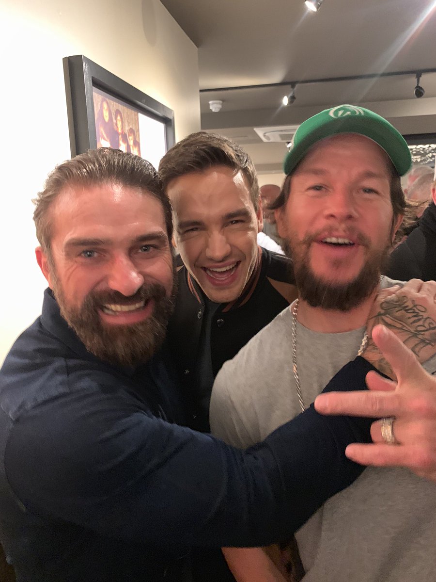 Great evening with great people! Surround yourself with positive people and you WILL smile 🙌🏼  @markwahlberg & @LiamPayne #Wahlburgers #coventgarden #London