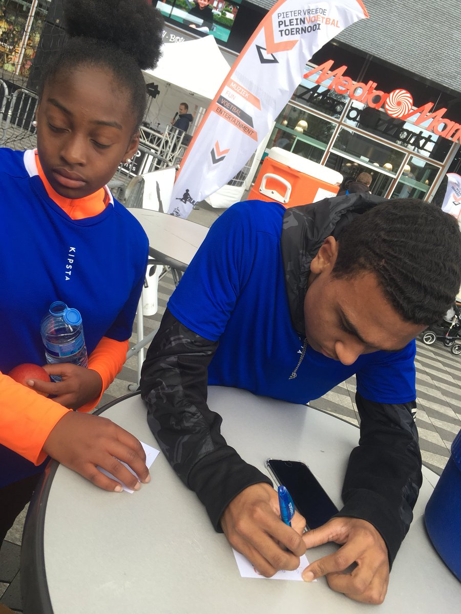 Straatvoetbaltoernooi in volle gang op t <a href="/PieterVreedepl/">Pieter Vreedeplein</a> in Tilburg maar ook Fifa19 met #wearesports basketball met fruit en water. Kom meedoen en voorspel de uitslag Willem II- AJAX voor mooie prijzen!