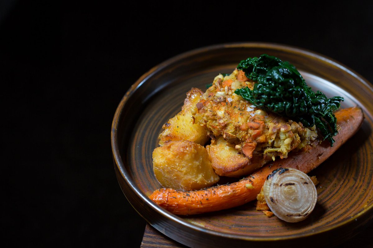 We do two vegan roasts and fab vegan sides/ extras like vegan macaroni cheese.
#gravy #veganroastdinner #toogoodtowait #notjustforsundaysanymore  brightonroast.co.uk/?utm_source=Tw…