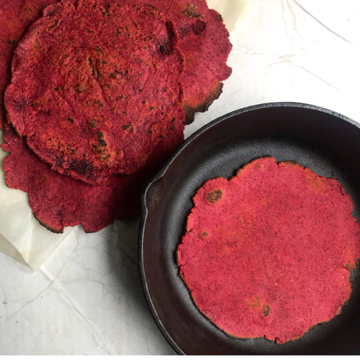 LiveGlean's tweet image. Happy Cinco de Mayo! 🎉 We cannot wait to #spice up our classic tacos with these colorful tortillas! Made by @sunflower_inthecity and with @liveglean #beetpowder! {GF, V, Paleo}
•
•
Need some inspiration for your #cincodemayo dish? Full recipe: liveglean.com/blogs/recipes/…