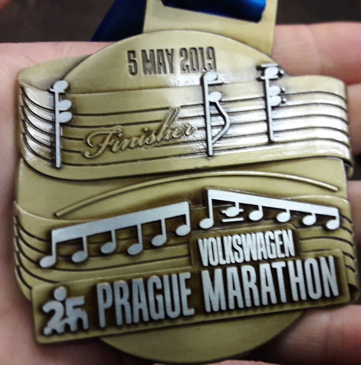 Het is gelukt! De marathon van Praag uitgelopen (in een PR) en #weereenmooiemedaillevoordeverzameling #PragueMarathon #allrunnersarebeautiful @RunCzech