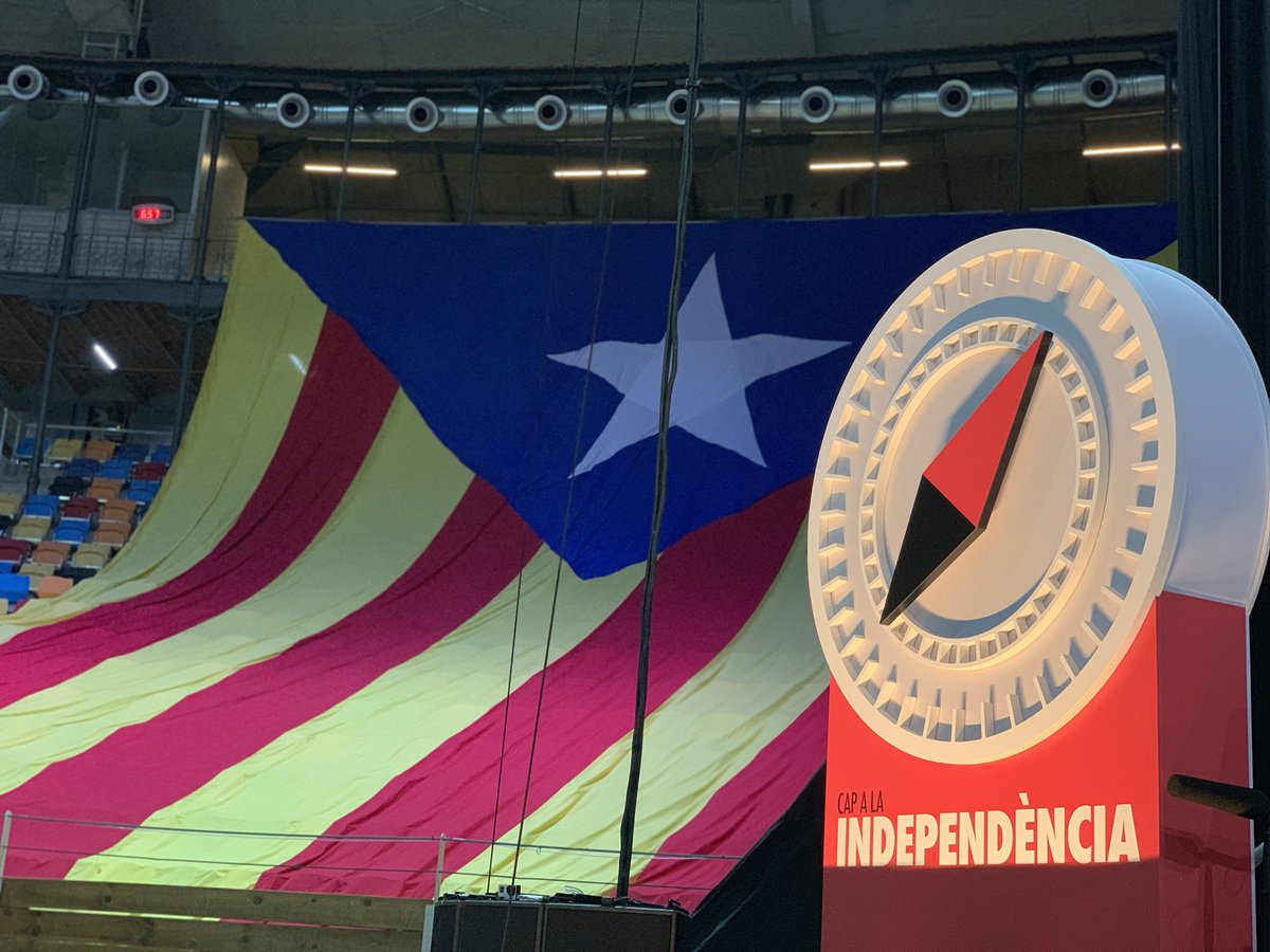 jopuigg's tweet photo. “Quan estàs agenollat et peguen millor, quan estàs dempeus pares millor els cops.”
Gran @epaluzie 
I aquí estem, #dempeus #ago2019
#objectiuindependencia🧭 https://t.co/cEHZCBrX51