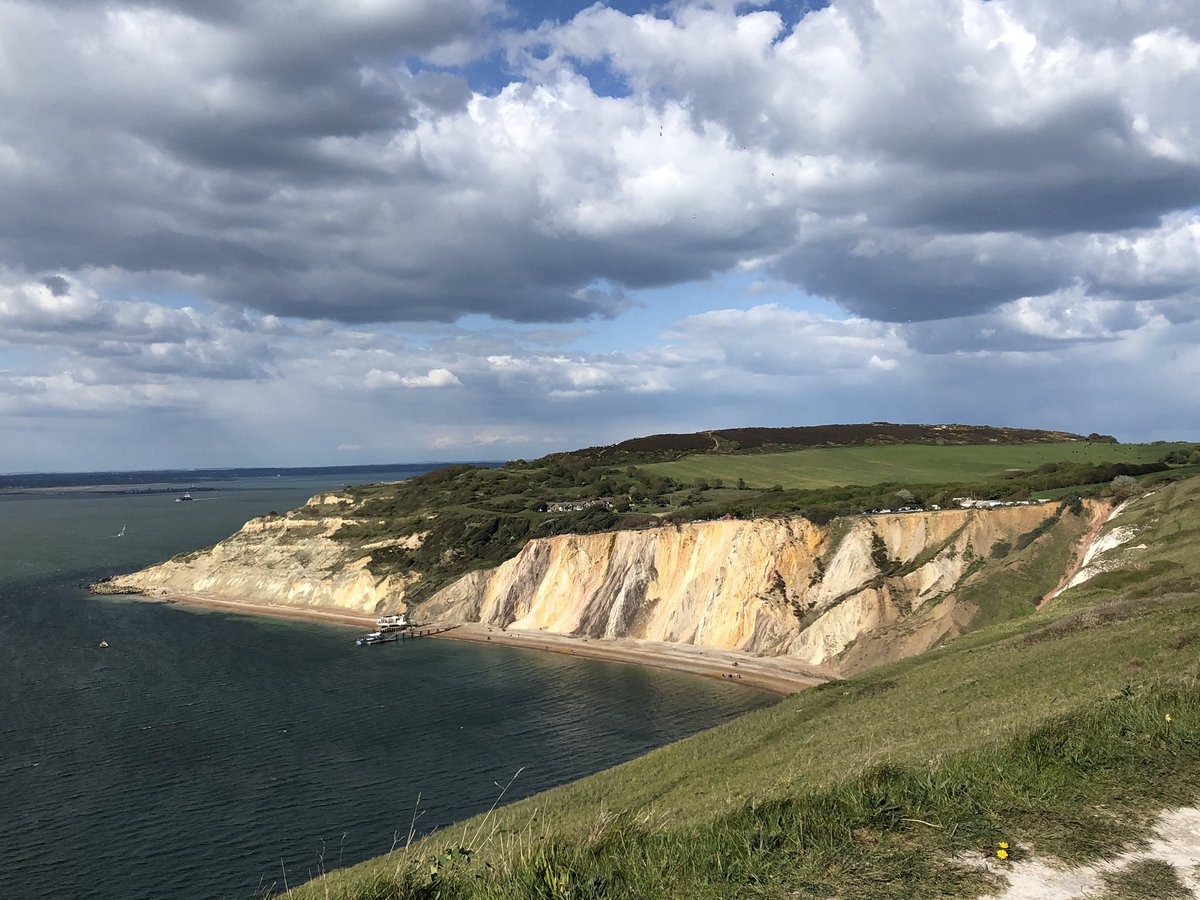 Mam_zelleSarah's tweet photo. The Needles - une belle marche et une sortie sportive, une belle vue se gagne et se mérite ! 😊💙🇬🇧
#theneedles #visitengland #whight #isleofwhight #visitbritain #pureislandhappiness #boostyourneat #alumbay #southeastengland https://t.co/0wGYAQr0Qt