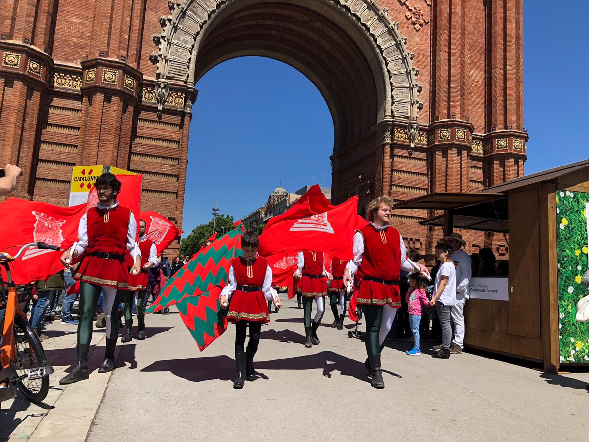 Tortosa's tweet photo. Cap de setmana de promoció de la Festa del #Renaixement de #Tortosa . Abanderats de la Colla Jove i Lei Joglars d'Ebre al Mercat d'Escapades  #mercatdescapades a #Barcelona i Fanfaria de la Vegueria a la fira renaixentista de Calella. #Tortosalcor https://t.co/ivn7MtPUGb