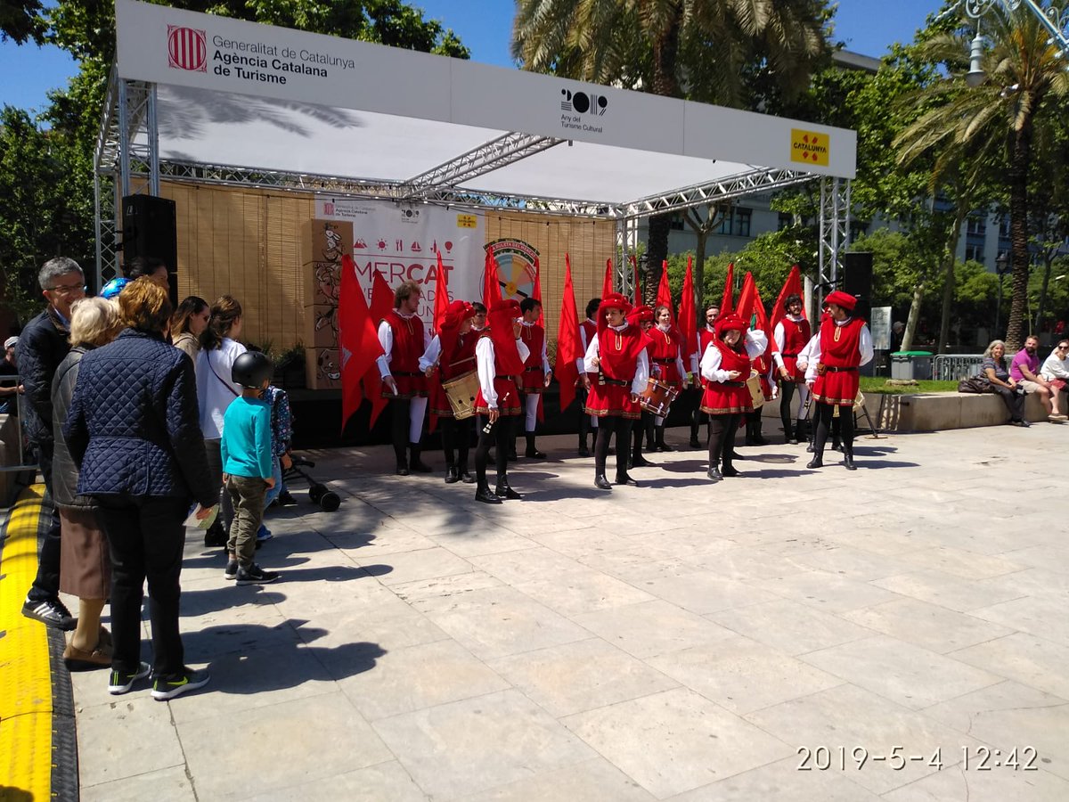 Tortosa's tweet photo. Cap de setmana de promoció de la Festa del #Renaixement de #Tortosa . Abanderats de la Colla Jove i Lei Joglars d'Ebre al Mercat d'Escapades  #mercatdescapades a #Barcelona i Fanfaria de la Vegueria a la fira renaixentista de Calella. #Tortosalcor https://t.co/ivn7MtPUGb
