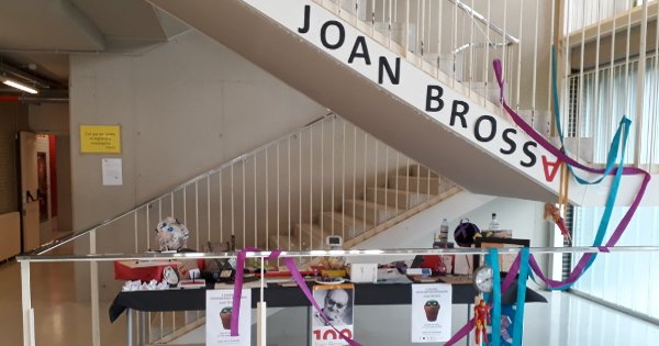 InsVilanova's tweet photo. Aquests dies podem trobar a l'entrada de l'institut un espai dedicat a la commemoració de l'Any Joan Brossa, en motiu del centenari del naixement del poeta barceloní. https://t.co/7eUCyhqRfD