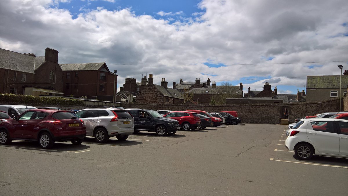 The carpark in the middle of #Kirriemuir, free parking Sunday #Bonfest. 
This is what a car park is meant to look like, @AngusCouncil 
Town's hoaching too 
#GoodForBusiness