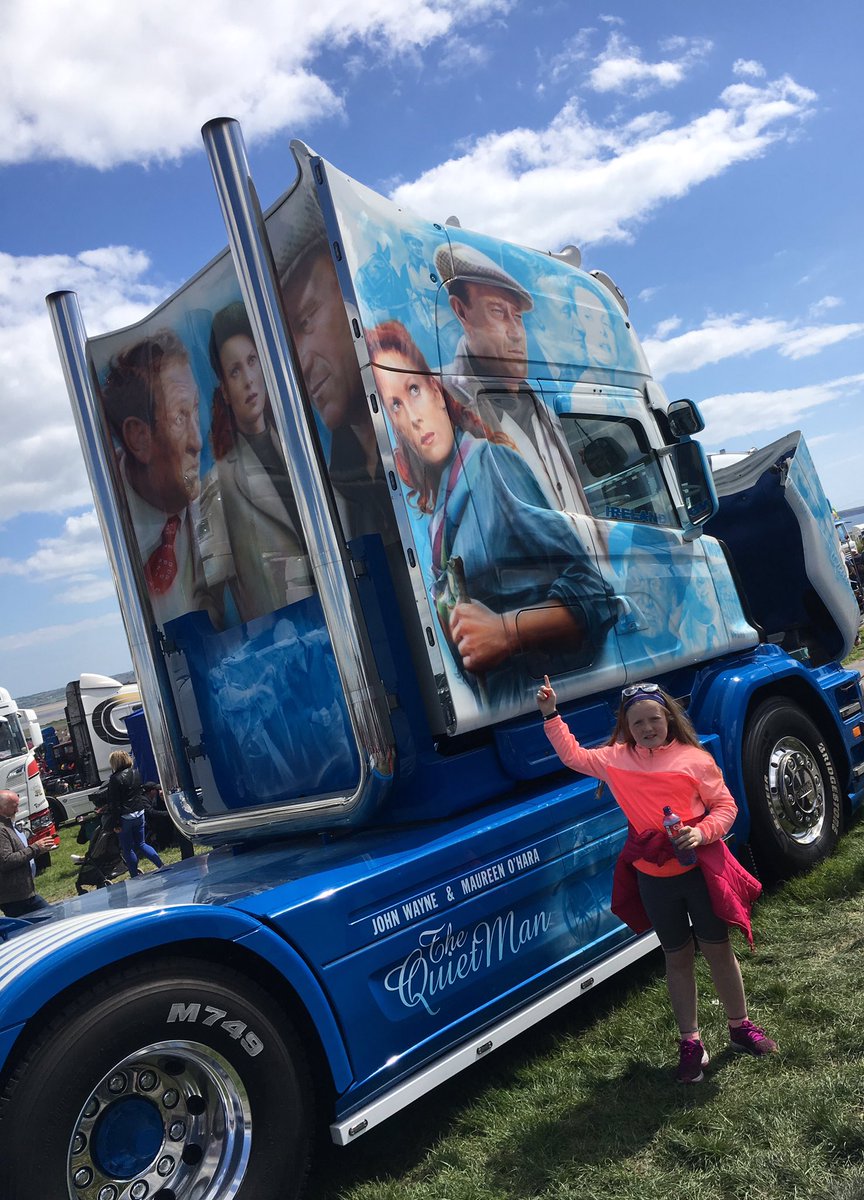MulliganEddie's tweet photo. Great to see big crowds still arriving @WaterfordTruck in @TramoreRaces #Waterford 💙 
Delighted to do my bit with #TeamByrne #Tramore #MakingEuropeWork #EP2019  
#Tramore https://t.co/VkcRGymQ9k