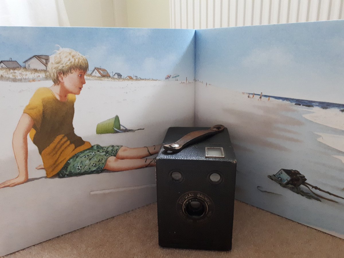 Jb5Jane's tweet photo. When a hunt round a car boot sale yields the perfect book hook... and for only 50p! #FLOTSAM #davidweisner https://t.co/ZBRlZqxAgS