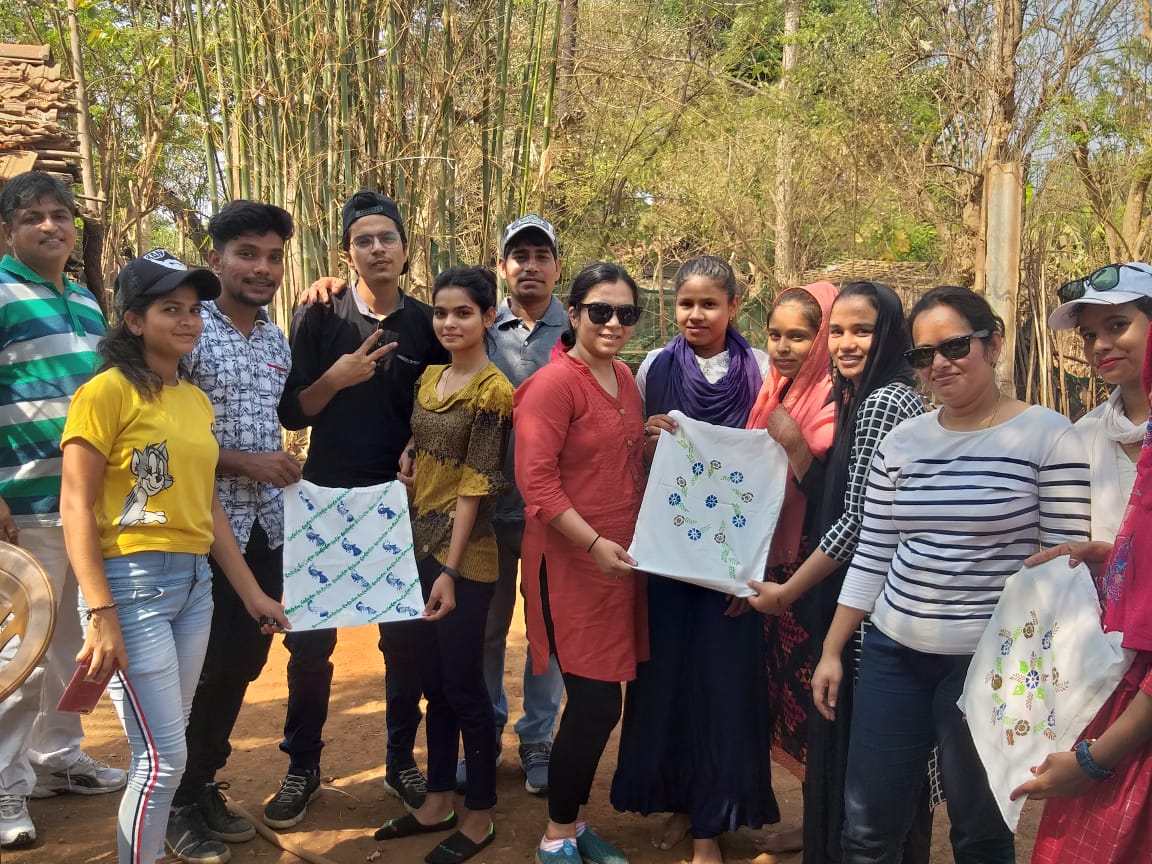 VisionRescue's tweet photo. How excited our #CulinaryTrainingInstitute students were to take a day off and visit the Sanjay Gandhi National Park in Mumbai! Thank You @tatamotors for sending your teams to spend the day with our students from the #slum communities for a fruitful time together! https://t.co/JwHBzTYY48