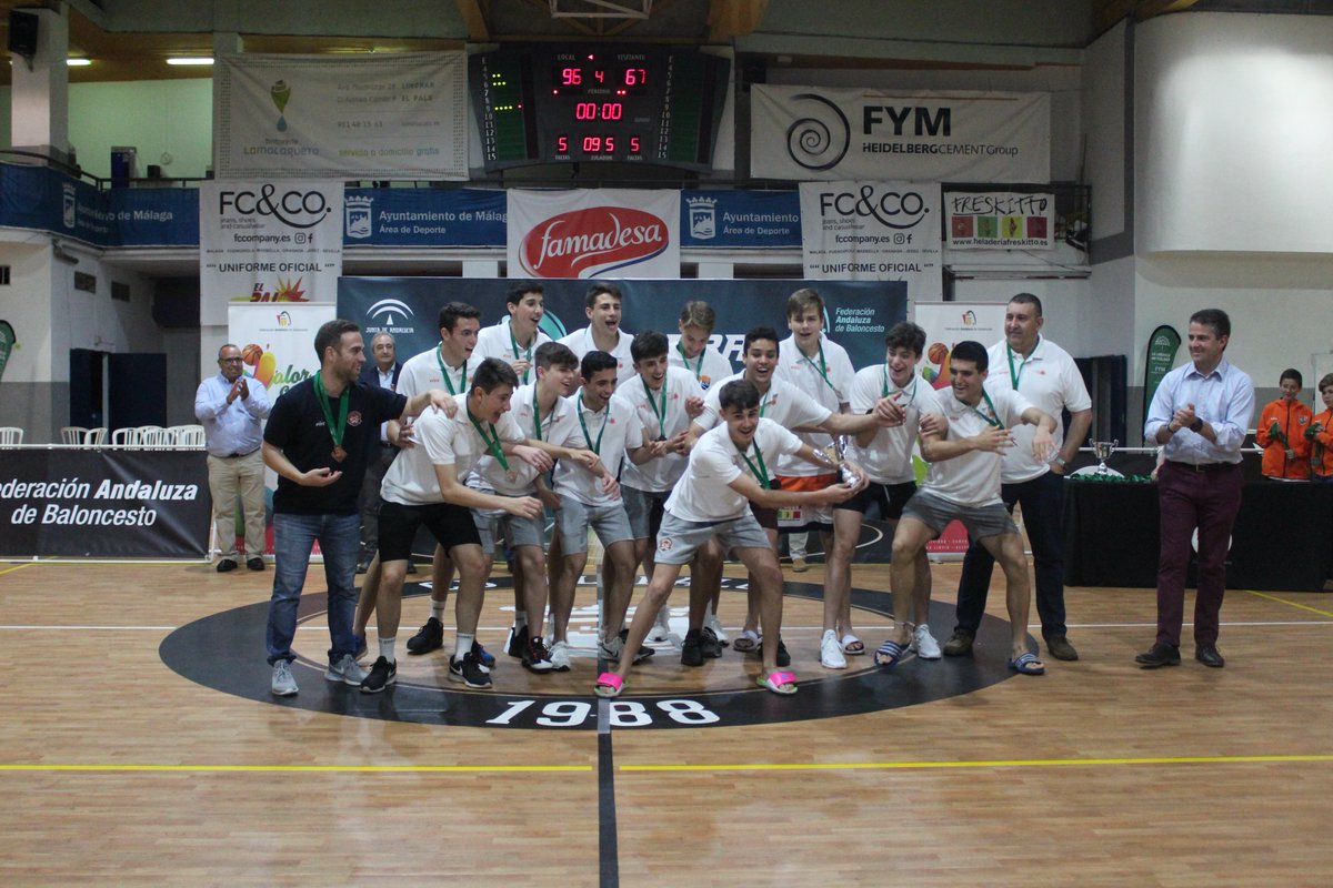 FAB_Malaga's tweet photo. Unicaja Andalucía oro y el CB El Palo Fym bronce en el Campeonato de Andalucía de Clubes Cadete Masculino #CADEBACM19 👏 https://t.co/hAWvOxWcky https://t.co/xKC7suJFpn