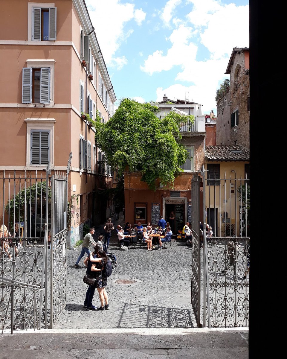 Raggi di sole alla scala 😎 #domenicain #trastevere https://t.co/mxXBqm4nE0