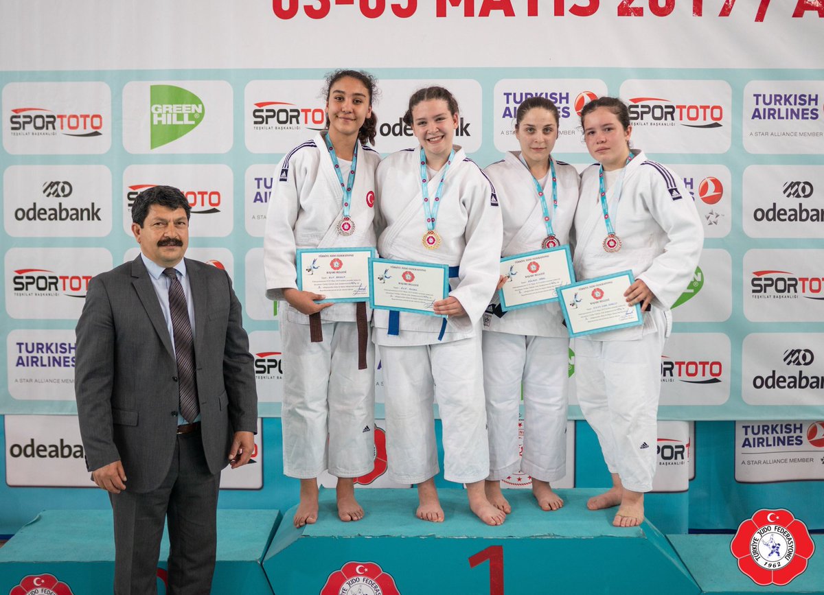 Türkiye judo federasyonunun düzenlediği 66 ilden 433 kız, 606 erkek; toplam 1039 judokanın mücadele ettiği 
Yıldızlar Türkiye Judo Şampiyonasında 
+63 kg Gülsüm AĞAÇ Türkiye 3.🥉 olmuştur.Sporcumu tebrik eder başarılarının devamı dilerim. #ünyejudo🇹🇷🥋