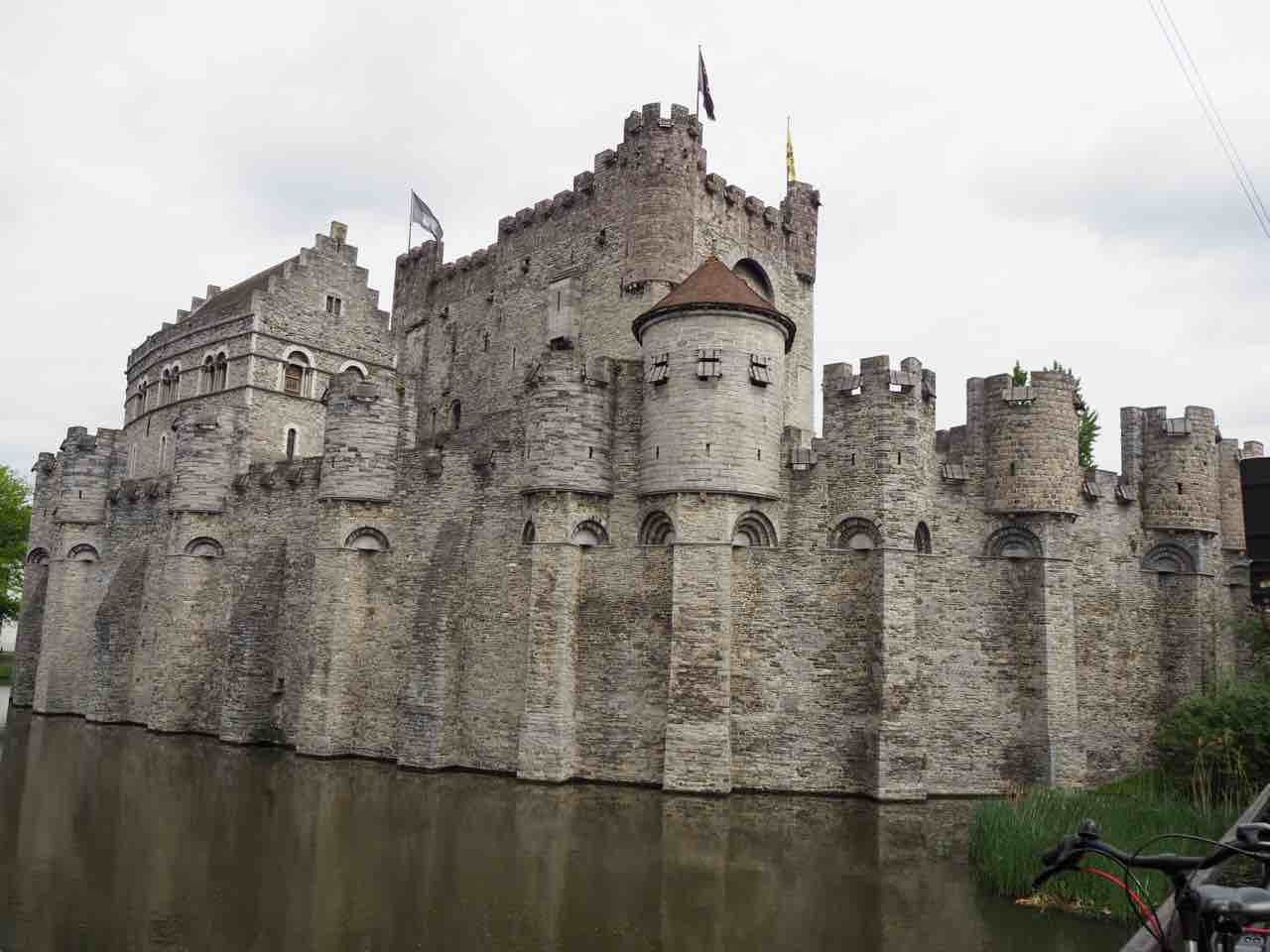 いさな フランドル伯居城 Gravensteen Castle Of The Count ベルギーの中世の城 中央のキープ 天守に相当する部分 とそれを囲む壁と複数の塔部分からなる 周囲は水堀に囲まれている 地下牢や審問の間などがあり 処刑に関する数々の逸話を聞かされた
