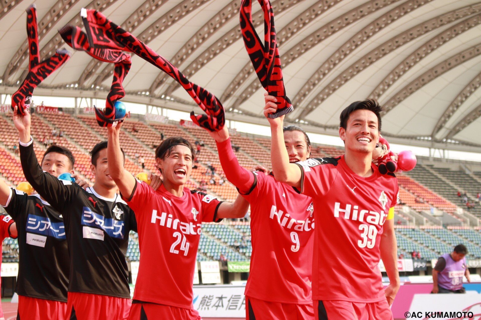 ロアッソ熊本 Official 試合後 多くのファン サポーターの皆さんとカモンロッソで喜びを分かち合いました ロアッソ熊本 第8節