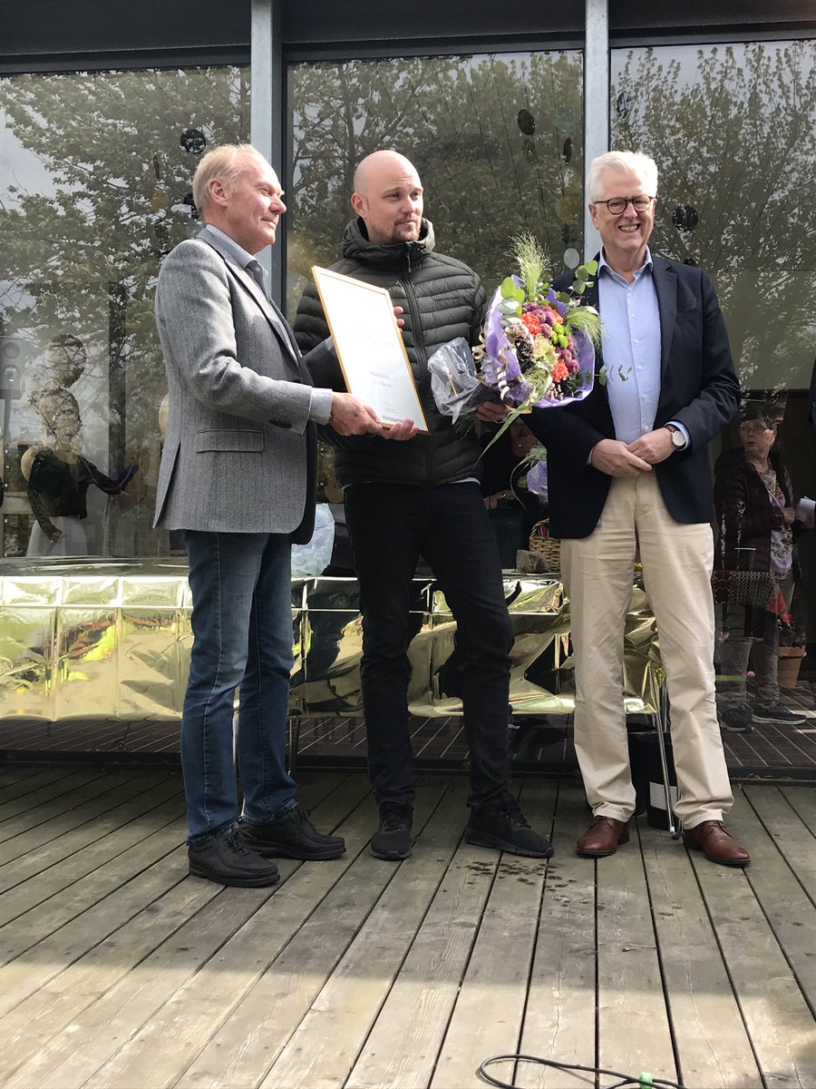 Burlov_Anna's tweet photo. Årets Företagare 2018 i Burlöv går till Mikael Olsson med företaget A &amp; O Däck i Arlöv - stort grattis &amp; lycka till 🎉👏😀 Direkt från Guldsöndagen i Åkarp 🌟💫✨ #företagsammaburlöv #åretsföretagare https://t.co/u6wefl4HaU