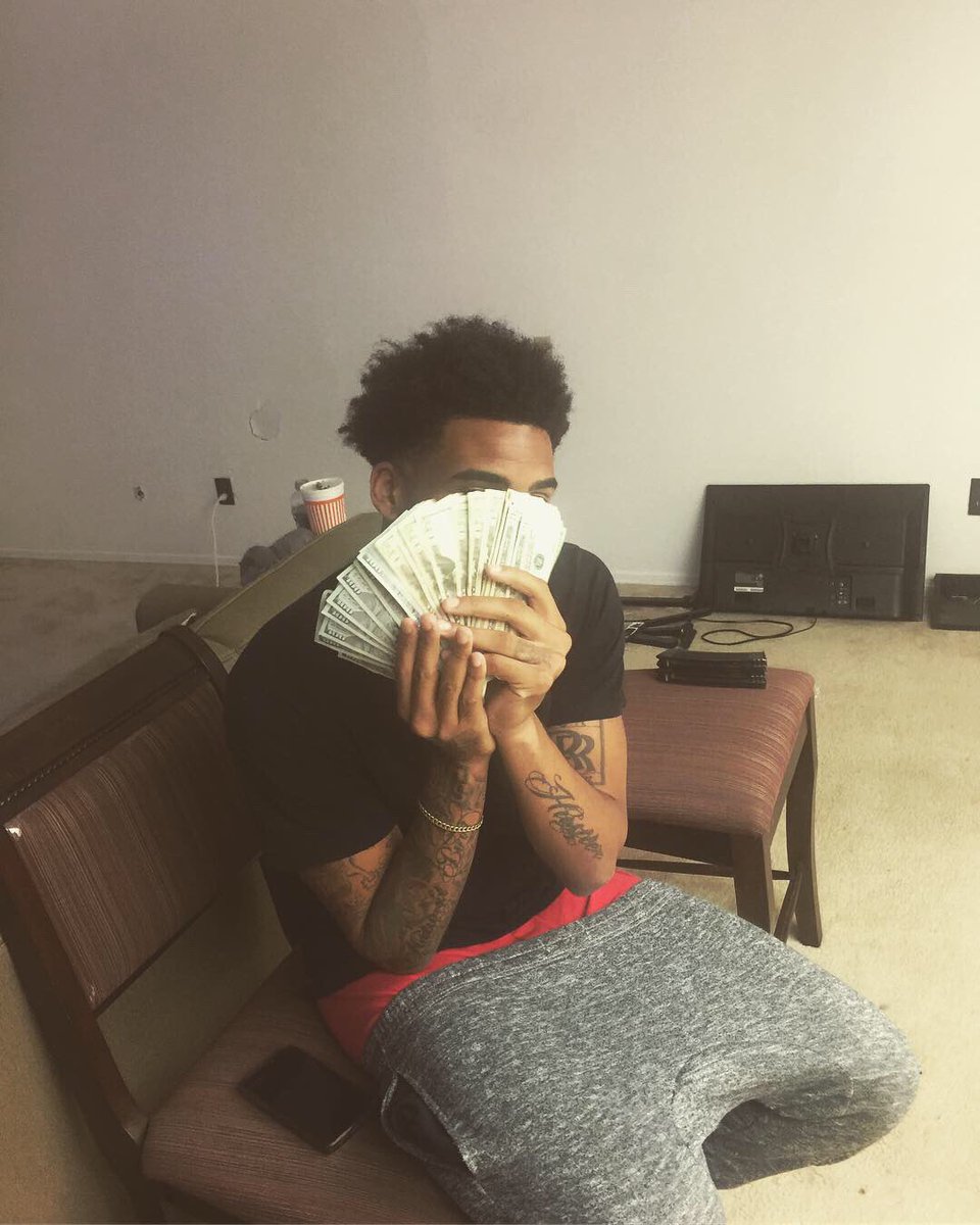 Ary_BIGP's tweet photo. I’m Antisocial might not speak if I dnt yu Nigah 🤔 got a Real bad temper 😤😤 I get Angry n fuc over Nigahs !!!🙅🏾‍♂️🧢 https://t.co/ayPo00zd1m