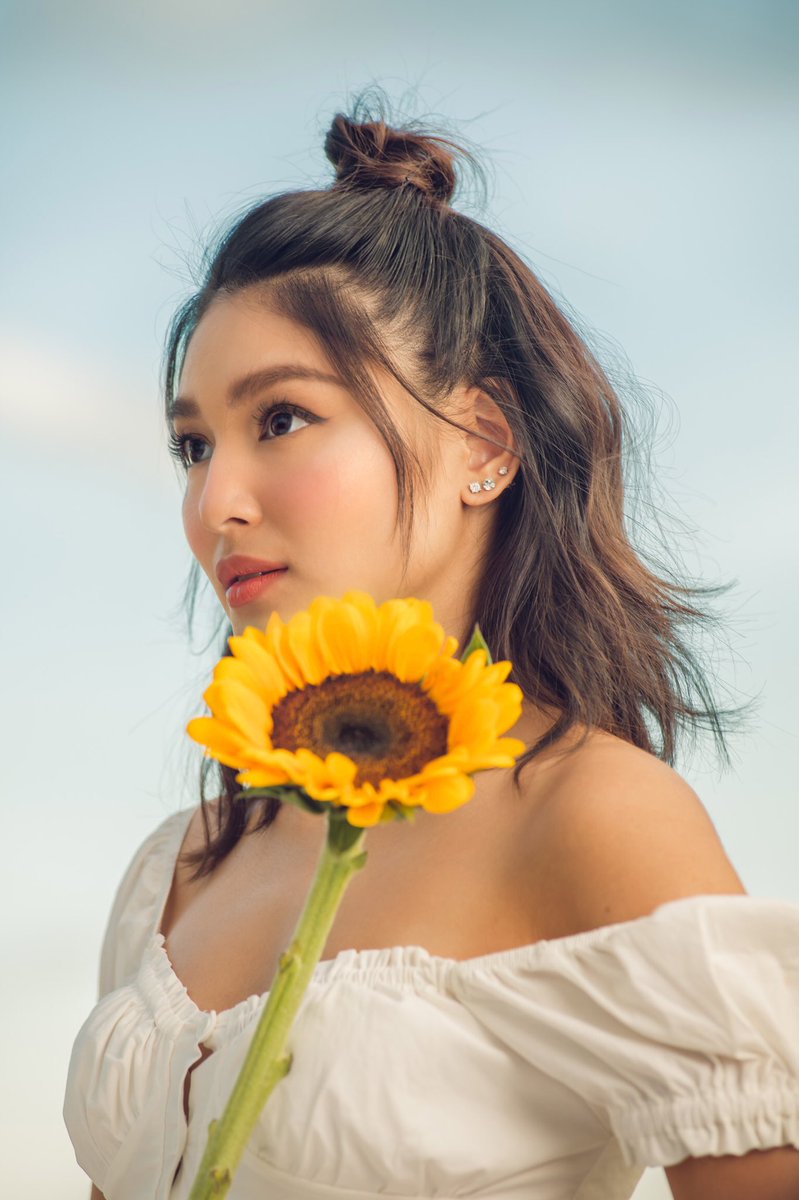 lustrousph's tweet photo. Shine bright this summer! Nadine is bringing the sunshine wearing our #LustrousSummer faves 🌼 

Let us know in the comments section below your top summer picks for your #EverydayLustrous looks! https://t.co/Ir4Z0m2TZs