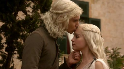 itsmepau__'s tweet photo. "Tres traiciones conocerás. Una por sangre, otra por oro y otra por amor"
#GameOfThronesFinale #GameOfThrones https://t.co/KLKHLEuQ4G