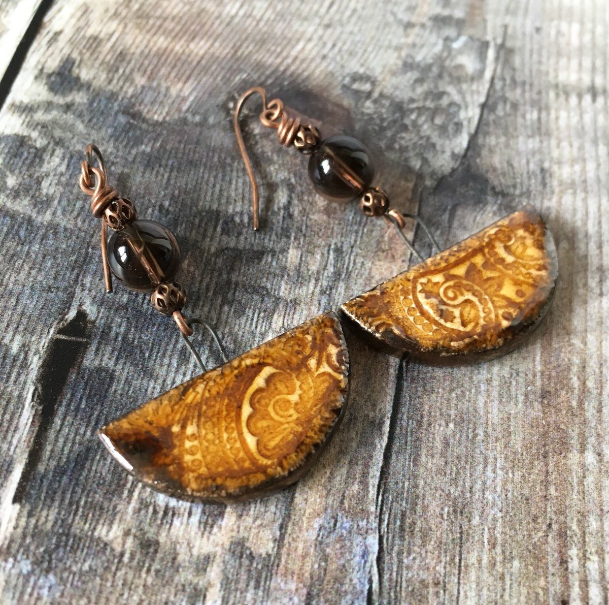 Good morning and happy new week 🤗 These gorgeous, earthy semi circles are teamed up with natural Smoky Quartz and copper beads: etsy.me/2jEMsxn 🧡🧡 #bohochic #earthy #earrings #oneofakind #handmadegift #handmadejewellery #giftsforher #uniquejewelelry #bohemian