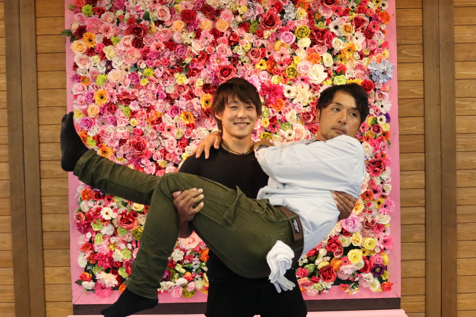 宮地 秀作 鹿屋市 久しぶりに薔薇王子に会うことが出来ました 鹿屋にはスーパーマッスルな薔薇王子がいます 今週もバラ園は休園無しです 今週も宜しくお願いします 薔薇王子 宮地 かのやばら園 フォトスポット Roseswall 写真貼り忘れてまし