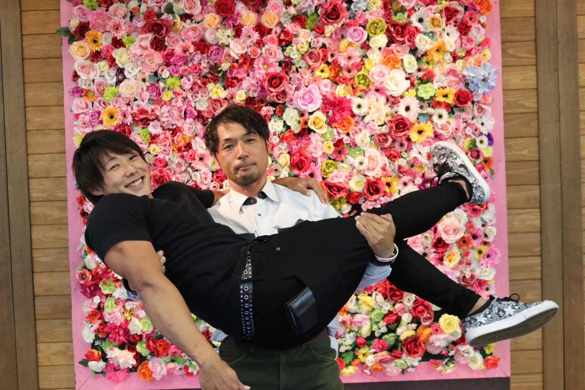 宮地 秀作 鹿屋市 Twitterissa 久しぶりに薔薇王子に会うことが出来ました 鹿屋にはスーパーマッスルな薔薇王子がいます 今週もバラ園は休園無しです 今週も宜しくお願いします 薔薇王子 宮地 かのやばら園 フォトスポット Roseswall 写真貼り忘れて