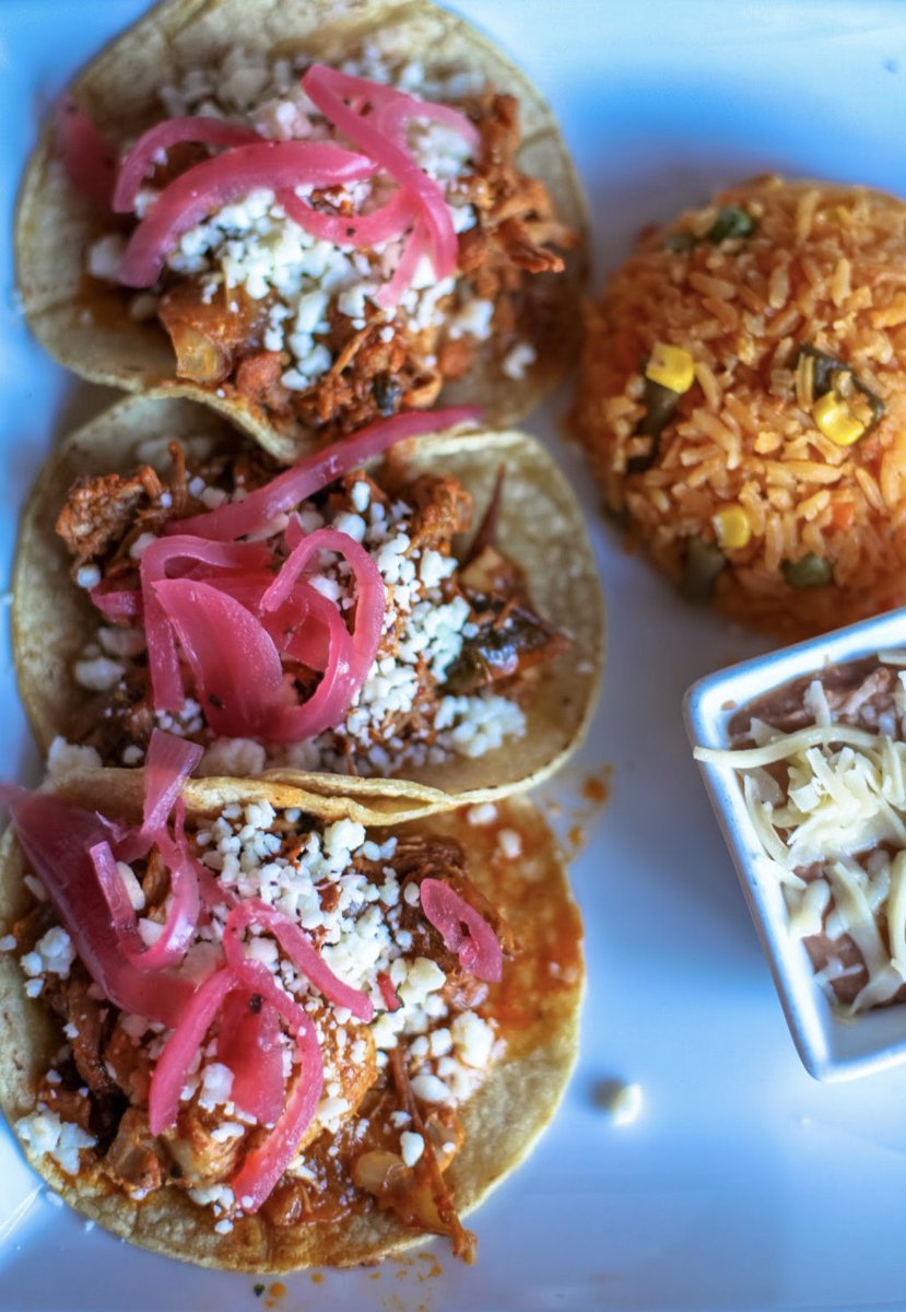 cafeconlechechi's tweet photo. You don’t have to be vegetarian to enjoy these delicious cauliflower tacos! Make it a #MeatlessSunday and join us for dinner ☺️ #veggiechicago #vegetarianchicago #tacosfordinner #feedmetacos https://t.co/fHxf2Lc2Hq