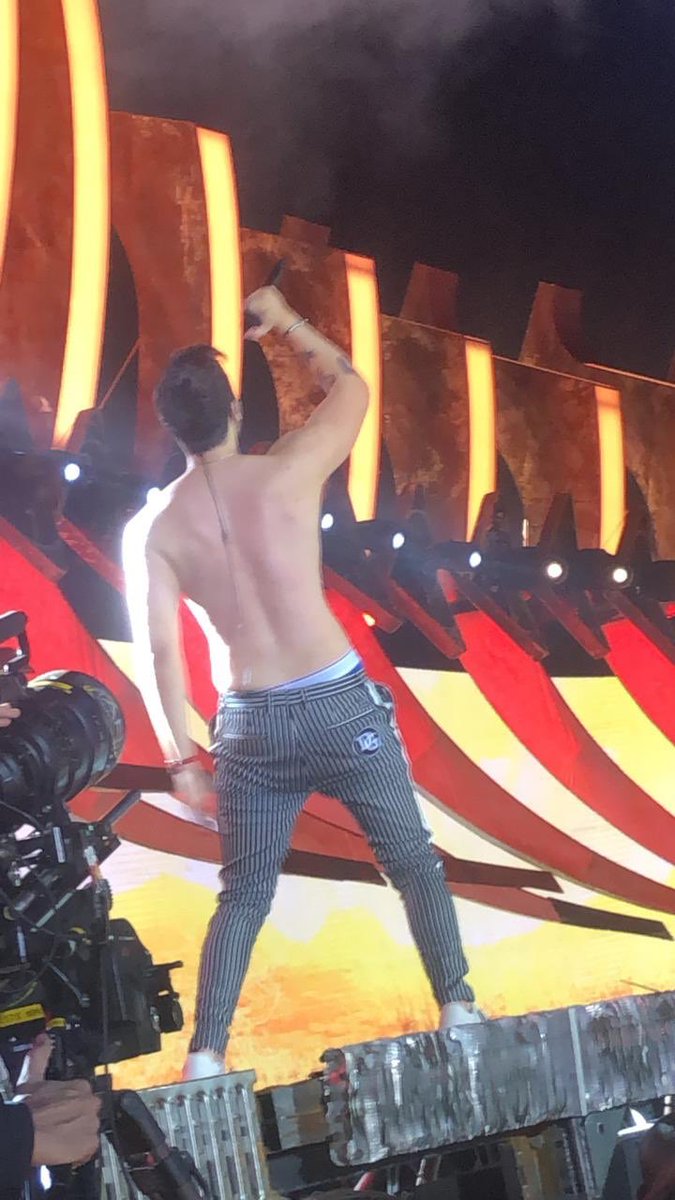 anjodeamorls's tweet photo. vou guardar essas fotos pra sempre na minha memória, afinal não é todo dia que ele faz isso #LuanVIVA https://t.co/0J6NcHYDaE