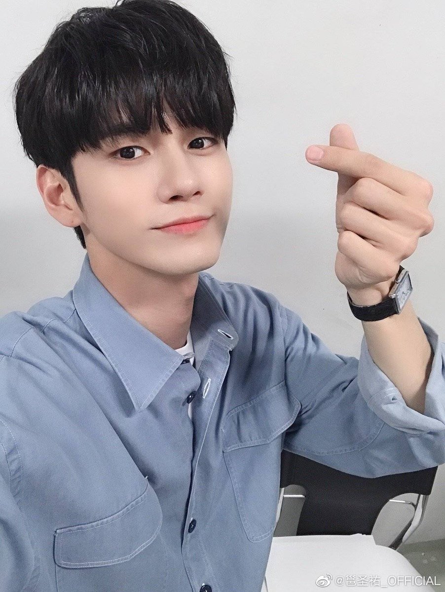 825kiii's tweet photo. 옹성우 웨이보ㅠㅠㅠㅜㅠㅜㅜ

오늘 5월 20일!중국에서는 고백하는 날이래요~! 그래서 제가 오늘 인사드리러 왔어요 중국 팬분들, 사랑해요♡

귀여워 죽겠어ㅠㅠㅠㅠㅠ #옹성우 https://t.co/Y2WMTAKHSu