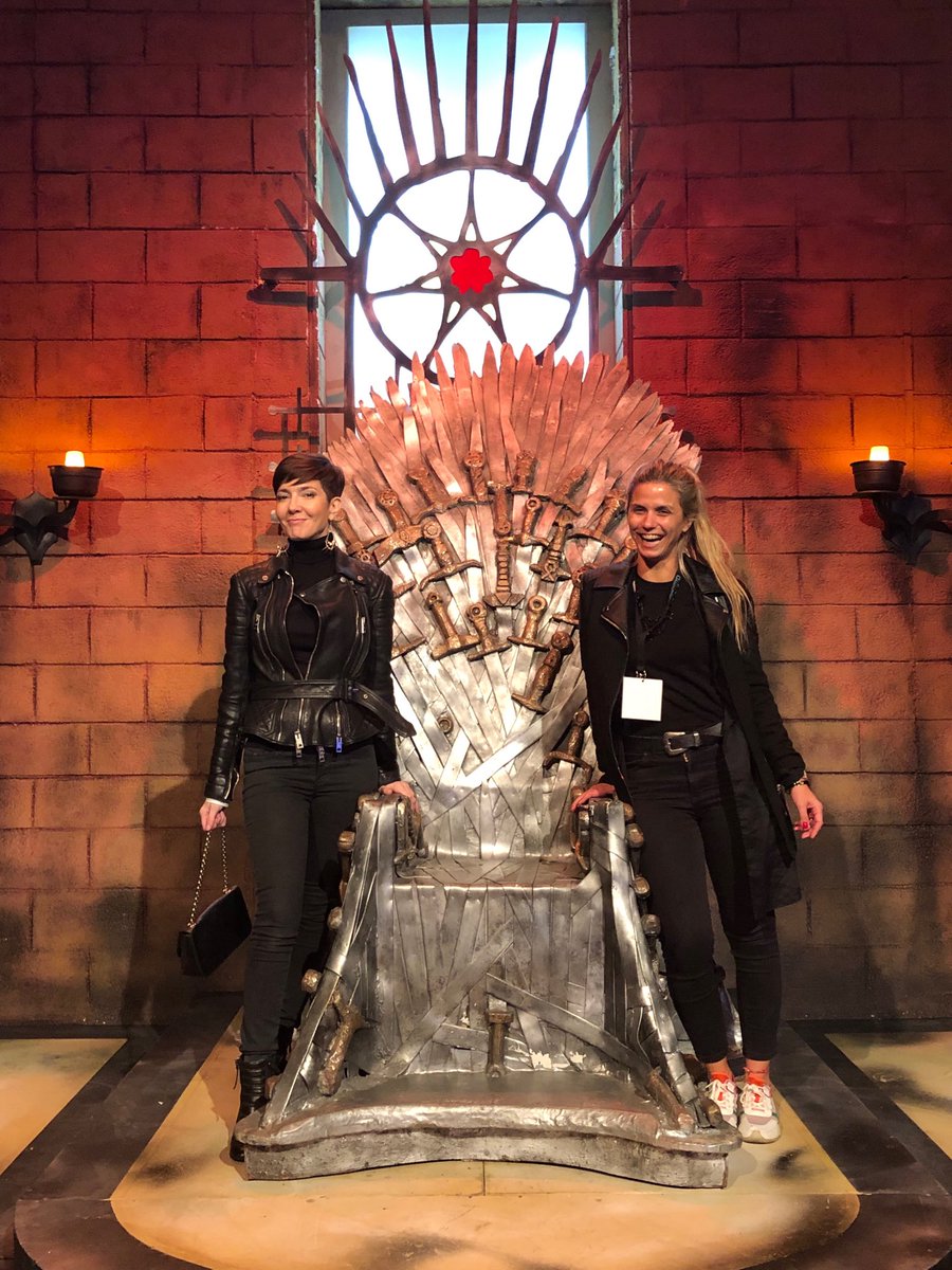 Cris_noticias's tweet photo. Con la genial ⁦@MaruAgra⁩ en la ultima visita al trono. #GoTFest #GoT #GameOfThrones ⁦@GameOfThrones⁩ https://t.co/cYaTozEZ3A
