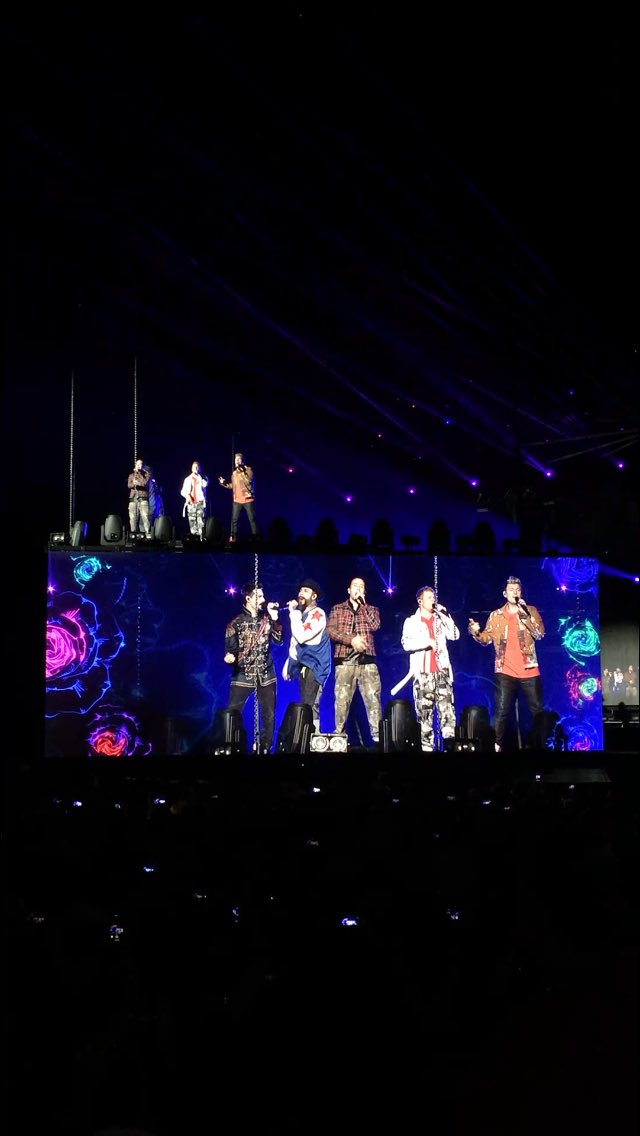 FBTeam's tweet photo. @AccorH_Arena @KaosOnline @backstreetboys @DeezerFR #BSBFRA @backstreetboys https://t.co/7TrEoLlEKp