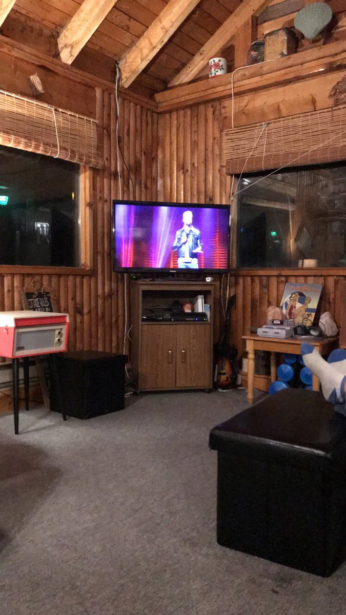suedafrost's tweet photo. Long weekend at the cottage, drinks and Netflix @anthonyjeselnik #comedy #sundayfunday https://t.co/1KKS4DLZDi