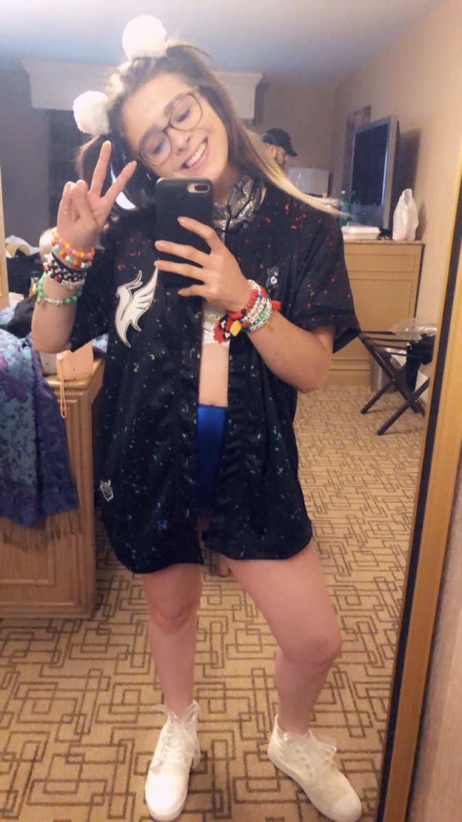 beestellaa's tweet photo. Straight flexxiinnnn @ILLENIUMMUSIC #EDCDAY3 https://t.co/TDCt9j2HX7