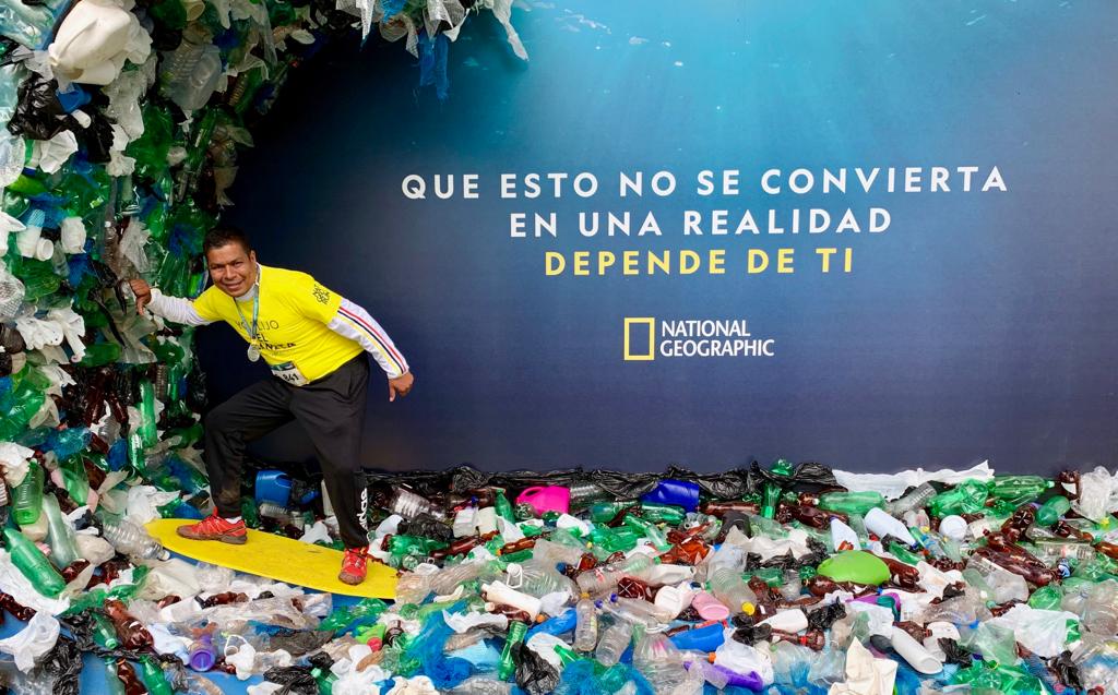 alexduran76's tweet photo. Así! con las manos Así 👎🏽👎🏽 "No queremos que esto se convierta en una realidad"
Gracias a todos los que trabajan para ello, nosotros haremos nuestro aporte Pa' delante! 👏🏽 #NatGeoRun @NatGeo_la #PlanetaOPlástico #FelizDomingo #ESPNRun #Esperanza #PlasticFreeDay   @Vivirsinplastic https://t.co/R6iIGX6ErB