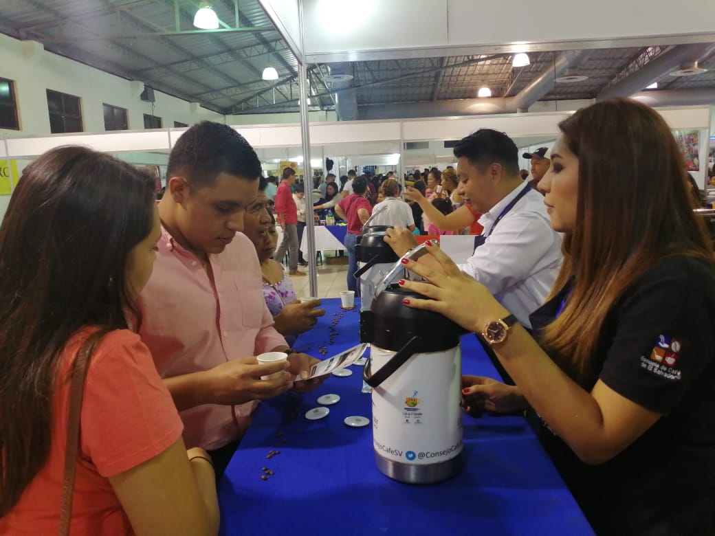 ConsejoCafeSV's tweet photo. #DirectorCSC Degustación e Información sobre características de #CaféDeElSalvador para continuar impulsando la #CulturaDelCafé, parte de las actividades que @ConsejoCafeSV realiza a través de sus Baristas en AGRO EXPO 2019 en @CIFCOSV https://t.co/x9h2FdUUx0