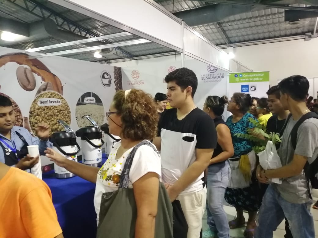 ConsejoCafeSV's tweet photo. #DirectorCSC Degustación e Información sobre características de #CaféDeElSalvador para continuar impulsando la #CulturaDelCafé, parte de las actividades que @ConsejoCafeSV realiza a través de sus Baristas en AGRO EXPO 2019 en @CIFCOSV https://t.co/x9h2FdUUx0