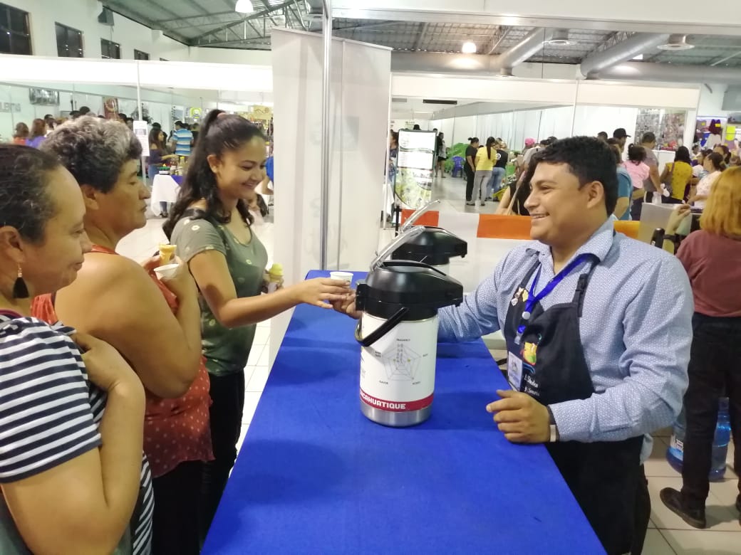 ConsejoCafeSV's tweet photo. #DirectorCSC Degustación e Información sobre características de #CaféDeElSalvador para continuar impulsando la #CulturaDelCafé, parte de las actividades que @ConsejoCafeSV realiza a través de sus Baristas en #AgroExpo2019 en @CIFCOSV https://t.co/xauKXxXo86