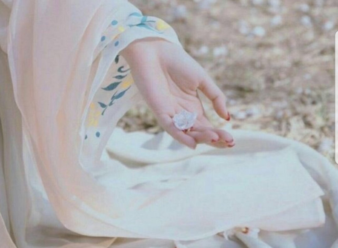 ليس كل ما تشعر به تستطيع أن تبوحه
هناك أشياء جمالها في بقائها في الخفاء ..
#حياة